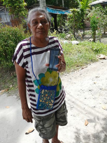 Eine Oma mit modernen Phone