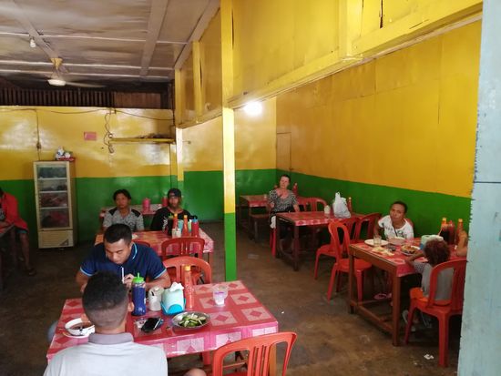 Hier gibt es nur Suppe—nebenan ist ein Warung in dem man Fisch und Chicken bekommt