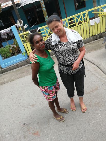 Fotos mit dieser Schönheit, die aber leider den Mund lieber geschlossen hält, weil ihre Zähne von der KAuerei furchtbar aussehen