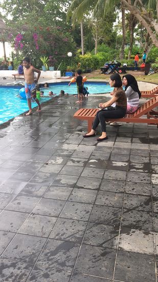 Einiges los am Pool...