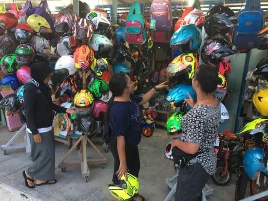 Jetzt müssen wir noch einen Helm kaufen, denn das ist zumindest für den Fahrer vormittags wichtig. Nachmittags guckt die Polzei nicht mehr danach, meint Susi