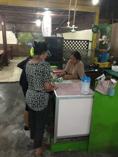 Wir wollen die Mädels zum Essen einladen und Susi führt uns in ihr Lieblingsrestaurant. Da gibt es aber erst in einer guten halben Stunde Fisch. Also weiter!