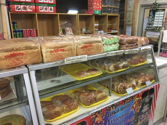 —-hier kaufe ich verschiedene Kuchen fürs Frühstück