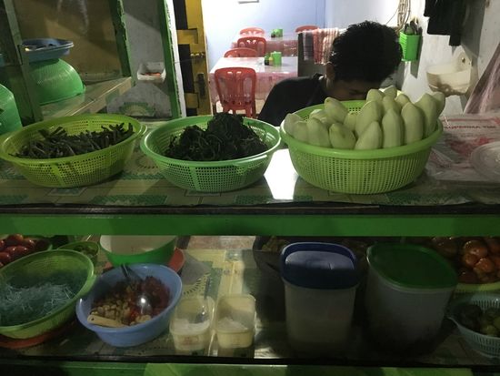 In einem anderen Warung bekommen wir Fisch.