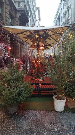 Auch die kleinen Restaurants draußen sind gemütlich weihnachtlich hergerichtet...