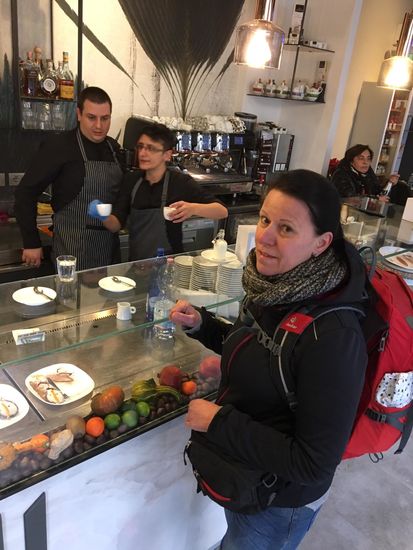 Unterwegs ein Espresso-Stop. Das habe ich gelernt , wenn man am Thresen einen Espresso trinkt, kostet dieser nur 1 Euro oder weniger.