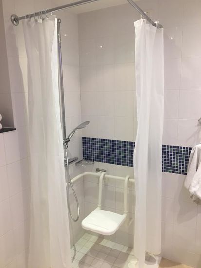 An der Rezeption bekomme ich zu hören, dass wir hier das allerletzte Zimmer bekommen haben...wohl das Zimmer für Behinderte...