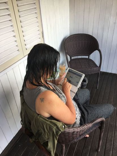 die Autorin beim  Zimmerbuchen und ihrer täglichen Berichtserstattung