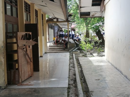 Schulhof in der Inselhauptstadt...es ist gerade Hofpause