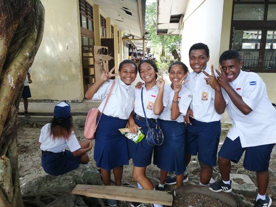 einige Schüler in der inseltypischen Schuluniform...sie sind sehr aufgeschlossen und sprechen uns an