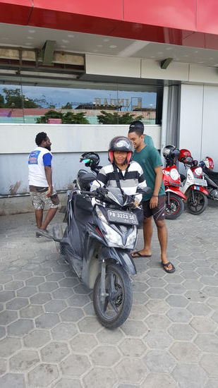 Für nen 1000er parkt der junge Mann hier die Bikes ein und aus und bewacht sie