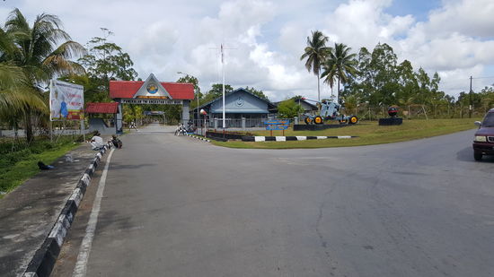Eingangsportal einer Armeekasserne in der Inselhauptstadt „BIAK KOTA“