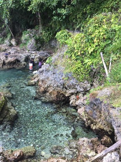 In den Naturbecken tritt das Süßwasser aus dem porösen Berggestein und vermischt sich mit dem Salzwasser des Meeres...deutlich zu beobachten