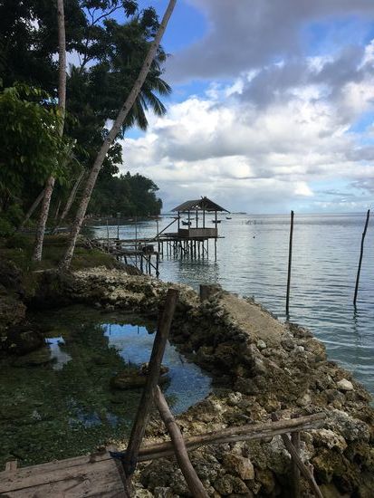 Kleine mit abgestorbenen Korallen abgeteilte Becken, in den sich kunterbunte Fische tummeln und sich z.T. die Einwohner drin waschen