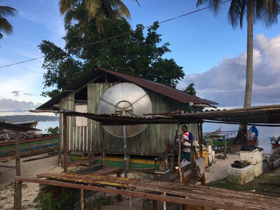 Fischerhütte (Einwohner wartet gerade seinen „Aussenborder“)