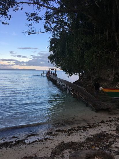 Badesteg auf denen sich die Kinder des Doorfes am Abend vergnügen