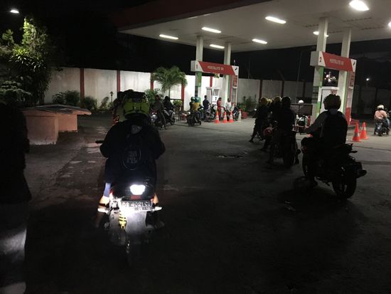 Auftanken gefällig...die Schlange der wartenden Zweiräder reisst nicht ab