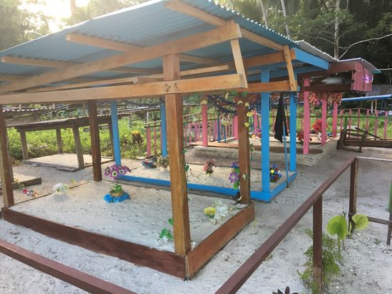 bunt geschmückte überdachte Gräber...bis dicht an den Strand