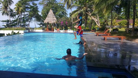 Die Indonesischen Kinder scheuen nicht den Kontakt und wir werden köstlich mit einigen akrobatischen Einlagen in den Morgenstunden amüsiert.