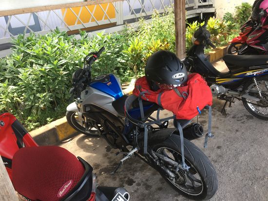 ...dann wollen wir mal unsere Vormittagswege erledigen: Wäsche abholen, zur Apotheke, Wasser kaufen und übern Fischmarkt schlendern, um Appetit zu holen...mein Kameramann würde am Liebsten wieder alles einkaufen, um selbst zu kochen.