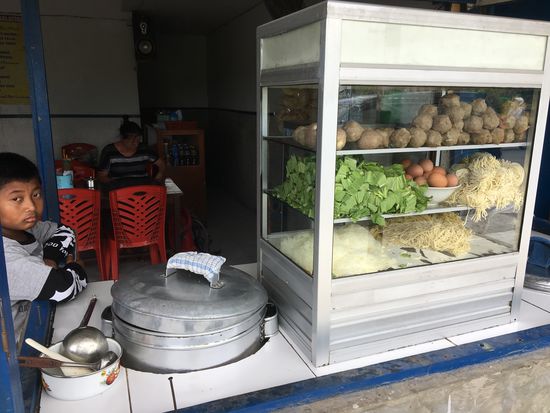 Leider, leider gibt es hier keine Warungs, wo man den frischen Fisch auswählen und essen kann, wie ich es von den anderen Märkten kenne...