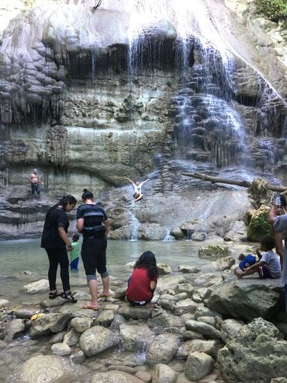 Susi und ich sind eh nass—also gehen wir direkt unter den Wasserfall