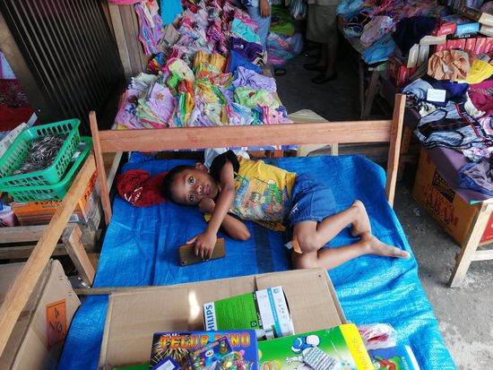 Öde
Langweilig, wenn Mama und Papa den ganzen Tag arbeiten müssen...