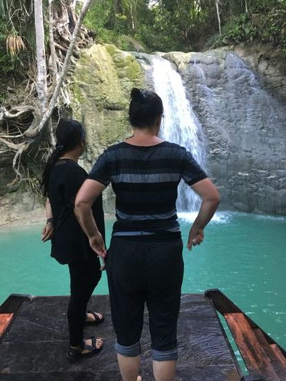 Ein schönes großes Naturbecken am Fuße des Wasserfalls...