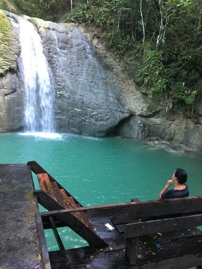 Von hier oben springen junge Männer in die Tiefe...