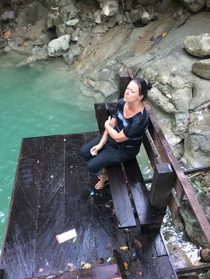 Mut oder Leichtsinn? Oder etwas verrückt? Ich sitze und warte, weil ich den Sprung in die Tiefe filmen will, was mir auch gelingt