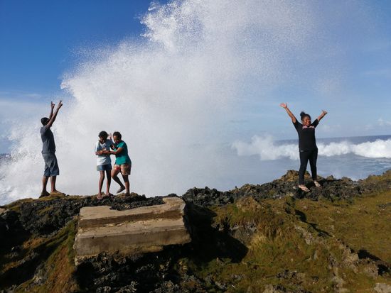 Hier wird gejauchzt, wenn die Flut gegen die Korallenwand schlägt.....Susi und ich haben uns zu weit vorgewagt uns sind klatschnaß geworden..