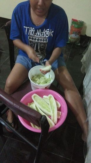 Die Mädels machen für uns, auf Wunsch des Kameramannes, diese leckere Cucumber-Melonen-Bowle und Susi schickt uns das Foto, damit die Vorfreude doppelt so groß ist...