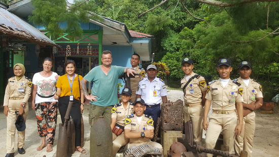Schüler von einer Flugakademie auf Jayapura, der ältere Herr im hellen Oberteil erzählte uns, dass er gerade in Hamburg war