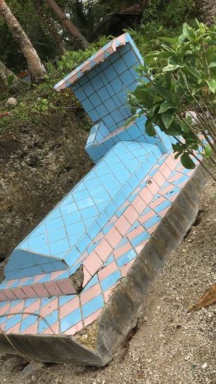 komplett geflieste Grabstätten säumen den steinigen z.T. mit betonbefestigten Uferbereich