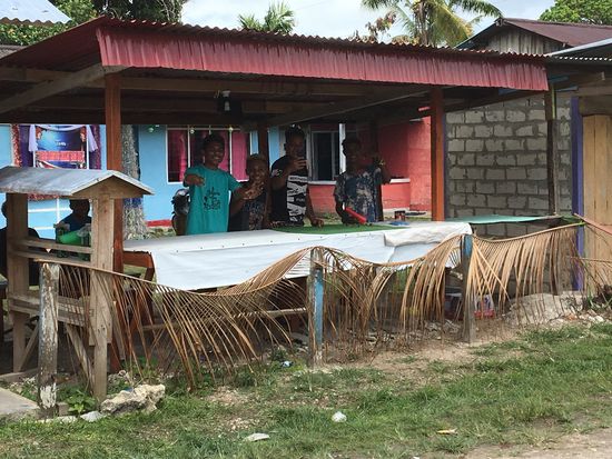 Jugendliche am Straßenrand, die Bethelnüsse anbieten...und mich um ein Foto bitten: „Mister Mister Picture please“