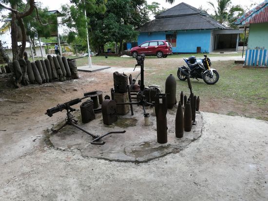 Der Vorplatz zum „Japanese Bunker“ (eine natürliche durch Wasser in den weichen „Fels“ ausgewaschene Höhle bzw. Carverne)