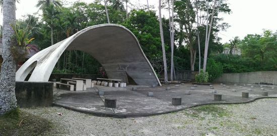 Nach einigem durchfragen und rumfahren finden wir das Monument,nachdem wir erstmal dran vorbeigefahren sind...