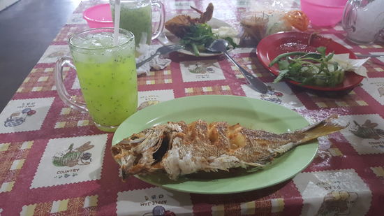 Wir beschließen den Tag mit einem leckren Fisch und der Bowle, die uns Susie mitgebracht hat...