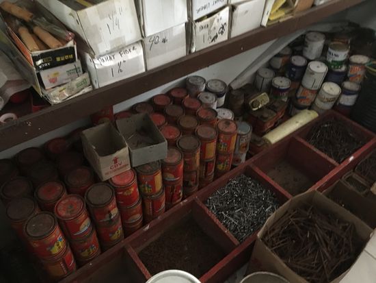 Die Männerdomäne, Besuch in einem kleinen Eisenwarenladen...
Hier bekommen wir auch ein gutes, scharfes Messer