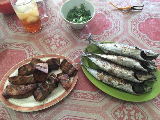 Unsere frisch gekauften Fische...z.T. selbst in einem WARUNG zubereitet und anschließend köstlich serviert...“so was von leggor“