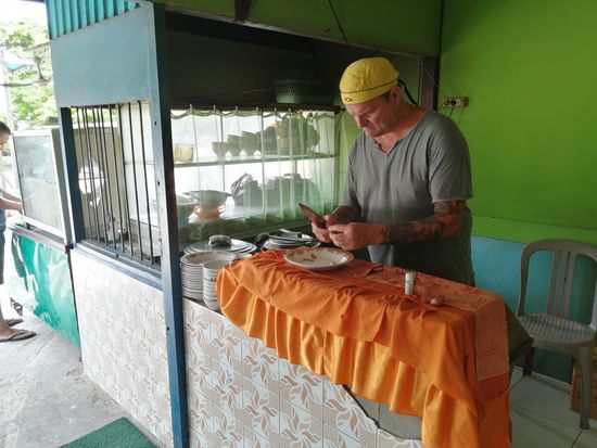 Der Kameramann bei seiner zweiten Lieblingsbeschäftigung...der Zubereitung von Kösttlichkeiten...