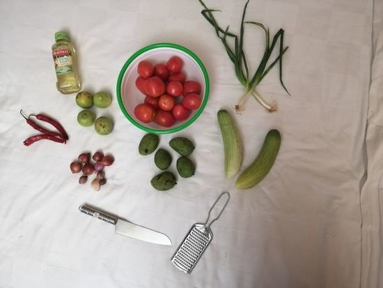 Das ergibt nachher alles zusammen einen gesunden Indonesischen Tomaten - Gurken - Mango - Salat mit ein paar Litschi...verfeinert mit frisch geriebenen Knoblauch, fein geschnittenen roten Zwiebeln und klein gehacktem Lauch...etwas Olivenöl (abgewandelt, denn das hiesige Öl ist nicht so dafür geeignet), Salz &amp; etwas Pfeffer