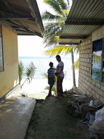 Die Autorin bei der Motivsuche und im „Gespräch“ mit einem jungen Mädchen.
Jeder lädt uns auf sein Grundstück ein