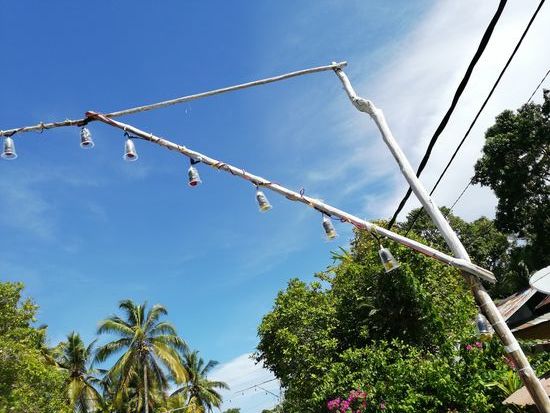 Jedes Grundstück, ca. alle 20 Meter steht ein Lichterbogen der die komplette Straße überspannt.