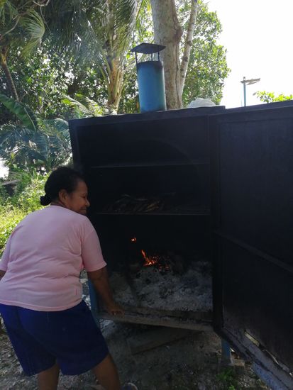 Einwohnerin zeigt uns freudig ihre „Fischräucherei“...
