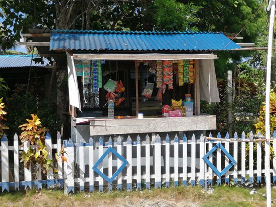 Eine der unzähligen Verkaufsstände, den allerorts den Straßenrand säumen und ein ständiger Begleiter ist