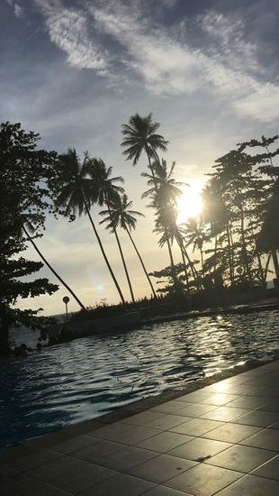 Die Abenddämmerung naht, jetzt die Massage und ab in die Federn...morgen ist der letzte komplette Tag auf Biak, es wird nochmals aufregend...zu einer Grillparty an einem der besten Strände sind wir geladen...Gute Nacht oder auf Indonesisch „selamat malam“