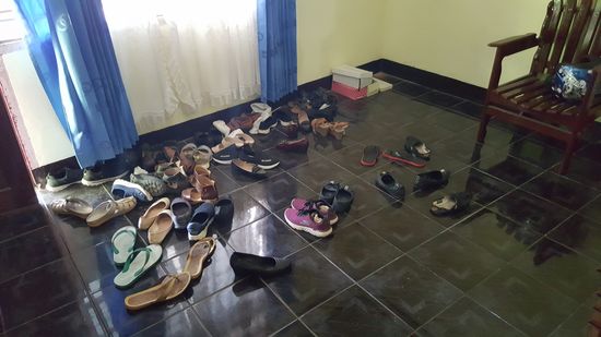 Ich bin überrascht! Meine Papua- Tochter hat einen Schuh-Tick wie ich...
Sie gesteht, dass sie sich jeden Monat ein paar neue Schuhe kaufte, seit sie auf Biak ist