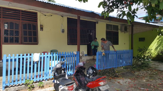 In diesem Haus wohnt sie. Mit 2 Kolleginnen