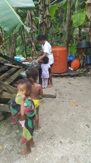 Viele hier haben noch niemals Weiße gesehen. Das kleine Mädchen hat Angst vor uns und weint, sobald sie uns sieht...
